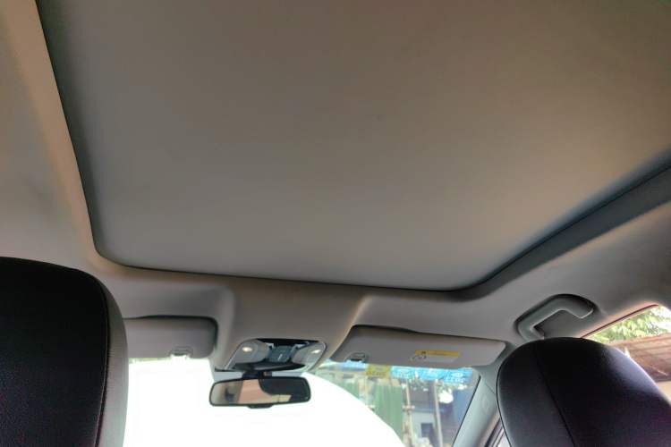 Used GAC Trumpchi GS7 2017 320T Two-Wheel-Drive Luxury Smart Connectivity Model Headliner
