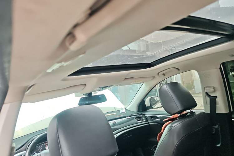 Used GAC Trumpchi GS7 2017 320T Two-Wheel-Drive Luxury Smart Connectivity Model Headliner