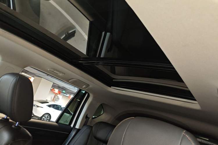 Used GAC Trumpchi GS7 2017 320T Two-Wheel-Drive Luxury Smart Connectivity Model Headliner