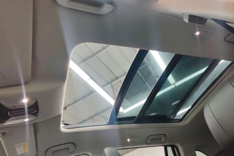 Used GAC Trumpchi GS7 2017 320T Two-Wheel-Drive Luxury Smart Connectivity Model Headliner