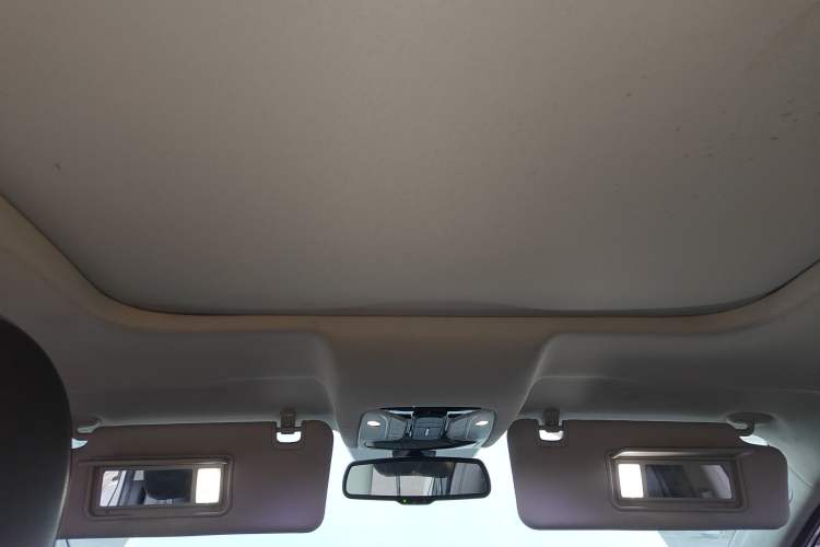 Used GAC Trumpchi GS7 2017 320T Two-Wheel-Drive Luxury Smart Connectivity Model Headliner