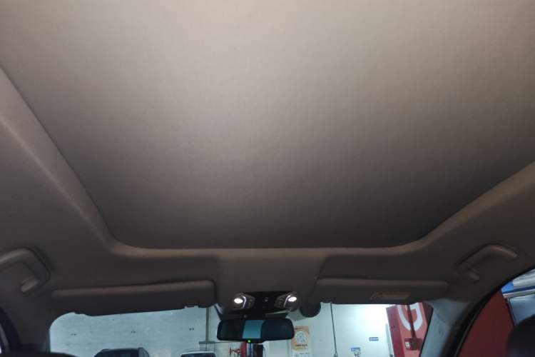 Used GAC Trumpchi GS7 2017 320T Two-Wheel-Drive Luxury Smart Connectivity Model Headliner