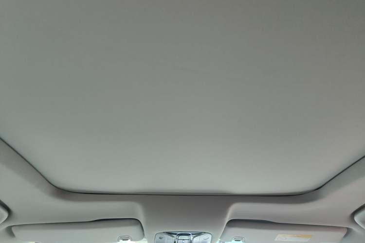 Used GAC Trumpchi GS7 2017 320T Two-Wheel-Drive Luxury Smart Connectivity Model Headliner