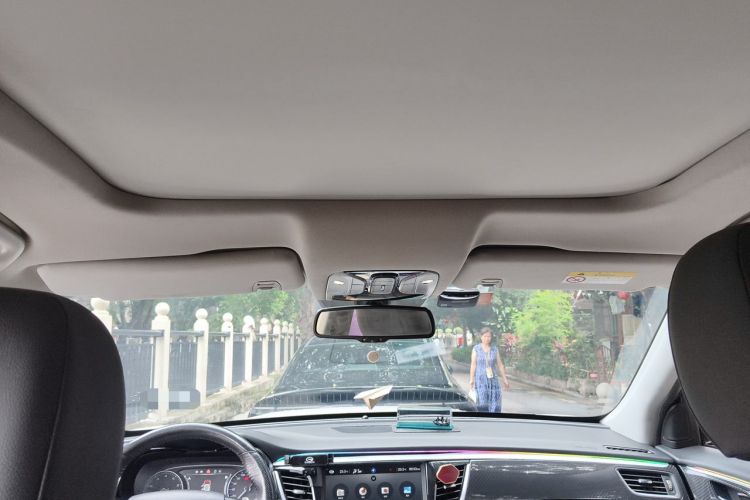 Used GAC Trumpchi GS7 2017 320T Two-Wheel-Drive Luxury Smart Connectivity Model Headliner