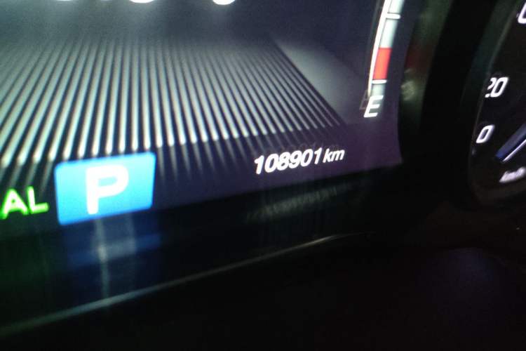 Used GAC Trumpchi GS7 2017 320T Two-Wheel-Drive Luxury Smart Connectivity Model Odometer Close Up