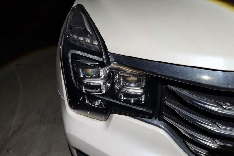 Used GAC Trumpchi GS7 2017 320T Two-Wheel-Drive Luxury Smart Connectivity Model Right Front Headlight