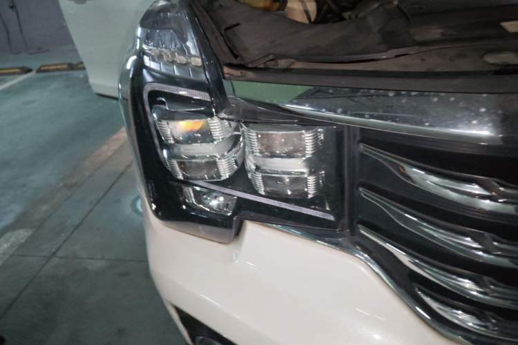 Used GAC Trumpchi GS7 2017 320T Two-Wheel-Drive Luxury Smart Connectivity Model Right Front Headlight