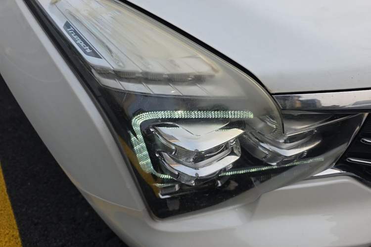 Used GAC Trumpchi GS7 2017 320T Two-Wheel-Drive Luxury Smart Connectivity Model Right Front Headlight