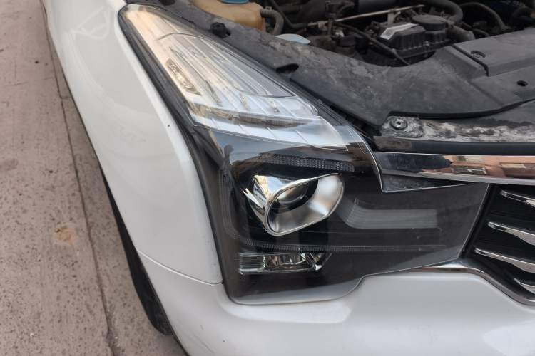Used GAC Trumpchi GS7 2017 280T Two-Wheel Drive Luxury Model Right Front Headlight