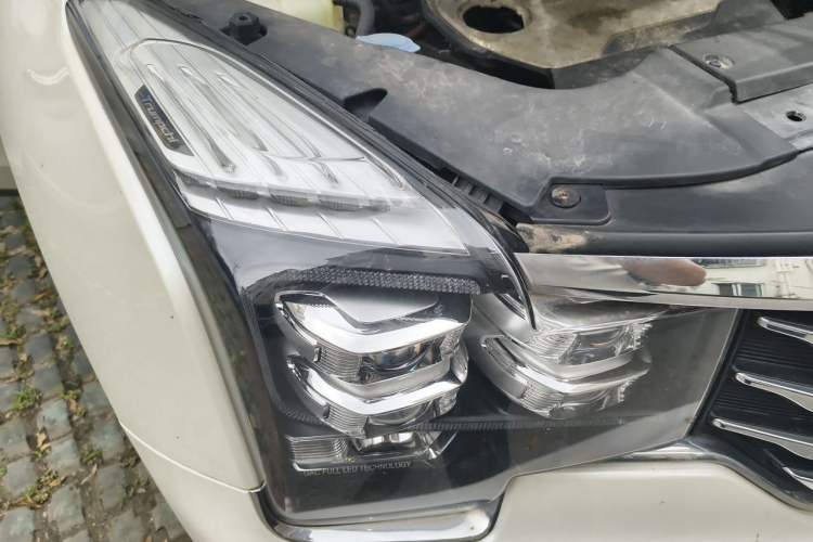 Used GAC Trumpchi GS7 2017 320T Two-Wheel-Drive Luxury Smart Connectivity Model Right Front Headlight