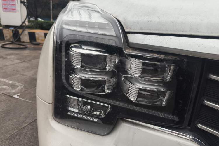 Used GAC Trumpchi GS7 2017 320T Two-Wheel-Drive Luxury Smart Connectivity Model Right Front Headlight