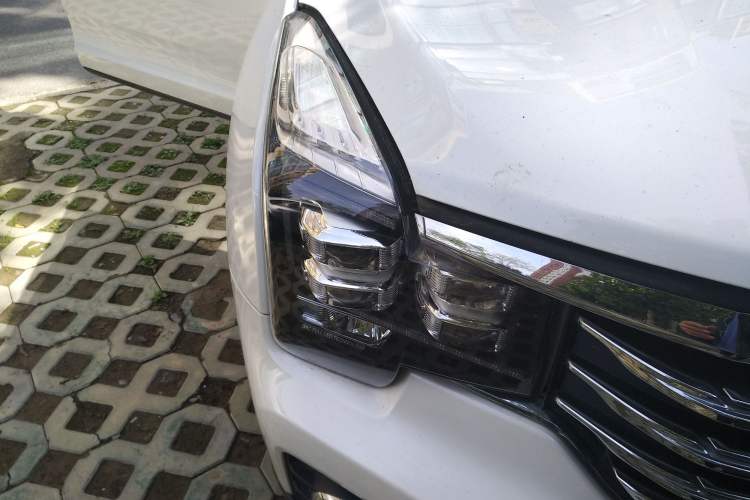Used GAC Trumpchi GS7 2017 320T Two-Wheel-Drive Luxury Smart Connectivity Model Right Front Headlight