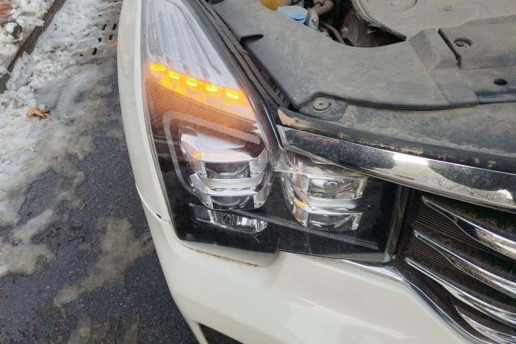 Used GAC Trumpchi GS7 2017 320T Two-Wheel-Drive Luxury Smart Connectivity Model Right Front Headlight