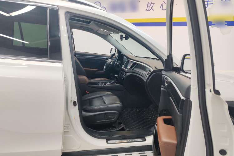 Used GAC Trumpchi GS7 2017 320T Two-Wheel-Drive Luxury Smart Connectivity Model Right Front Seat