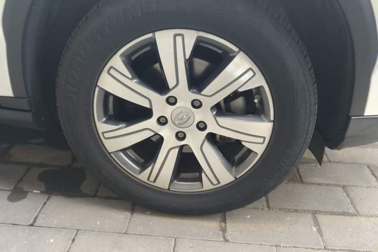 Used GAC Trumpchi GS7 2017 320T Two-Wheel-Drive Luxury Smart Connectivity Model Right Front Wheel Hub