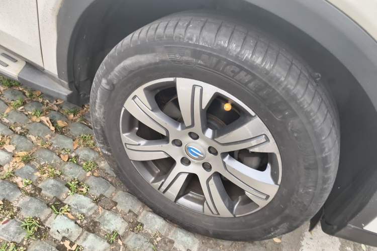 Used GAC Trumpchi GS7 2017 320T Two-Wheel-Drive Luxury Smart Connectivity Model Right Front Wheel Hub