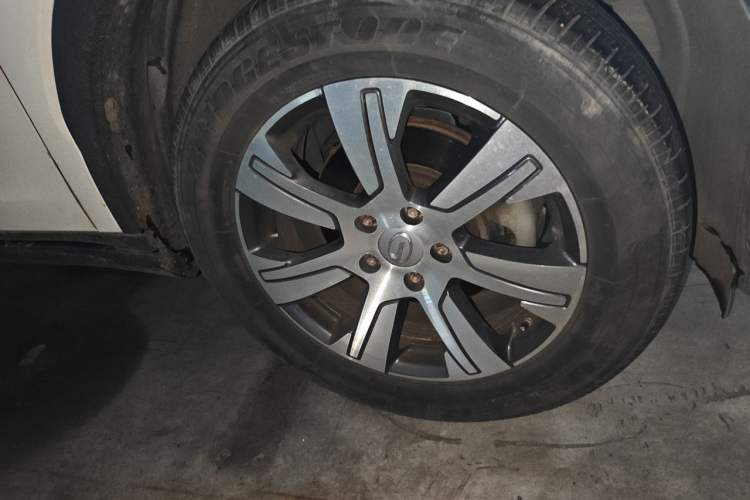 Used GAC Trumpchi GS7 2017 320T Two-Wheel-Drive Luxury Smart Connectivity Model Right Front Wheel Hub