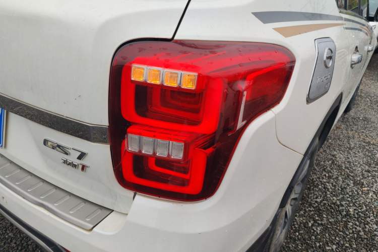 Used GAC Trumpchi GS7 2017 320T Two-Wheel-Drive Luxury Smart Connectivity Model Right Rear Taillight