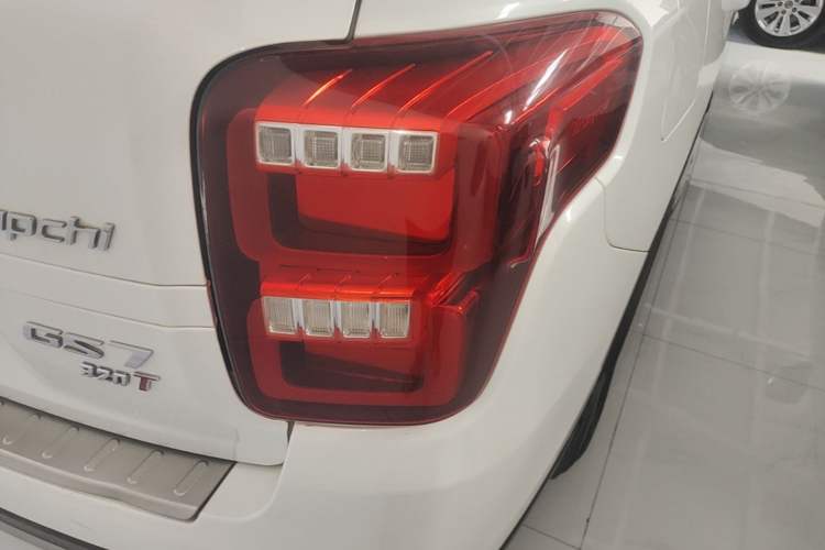 Used GAC Trumpchi GS7 2017 320T Two-Wheel-Drive Luxury Smart Connectivity Model Right Rear Taillight