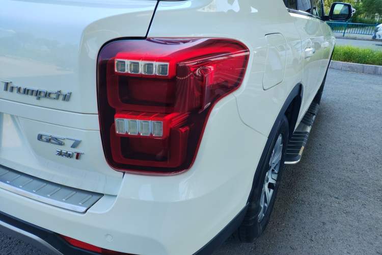 Used GAC Trumpchi GS7 2017 320T Two-Wheel-Drive Luxury Smart Connectivity Model Right Rear Taillight