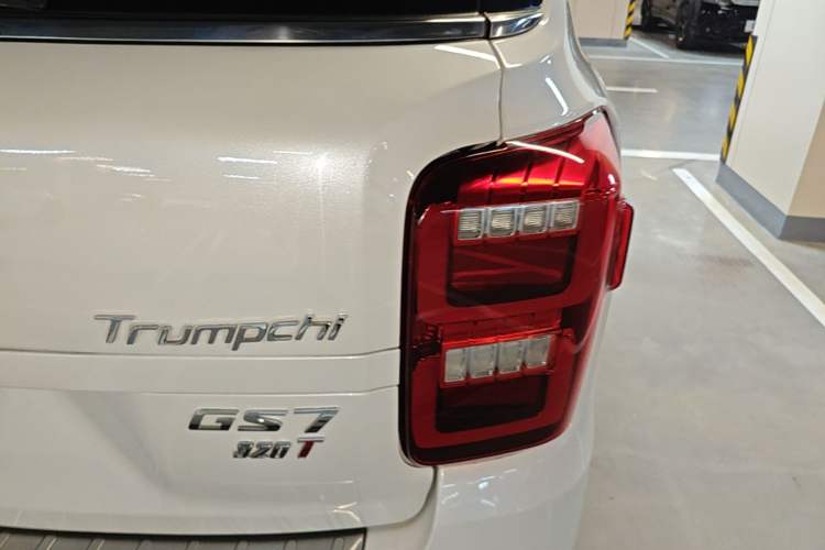 Used GAC Trumpchi GS7 2017 320T Two-Wheel-Drive Luxury Smart Connectivity Model Right Rear Taillight