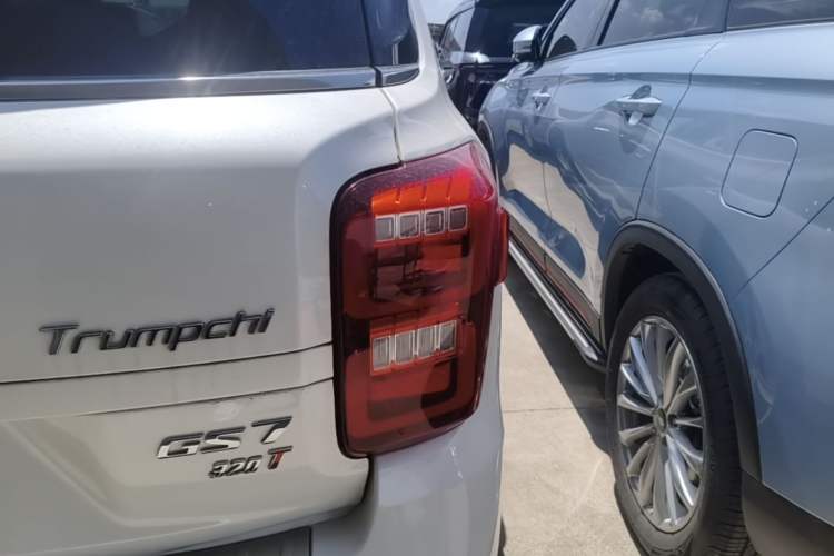 Used GAC Trumpchi GS7 2017 320T Two-Wheel-Drive Luxury Smart Connectivity Model Right Rear Taillight