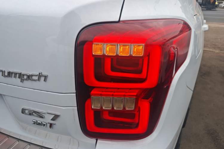 Used GAC Trumpchi GS7 2017 320T Two-Wheel-Drive Luxury Model Right Rear Taillight