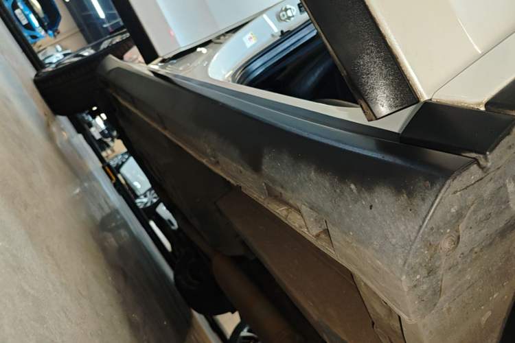Used GAC Trumpchi GS7 2017 320T Two-Wheel-Drive Luxury Smart Connectivity Model Right Side Sill