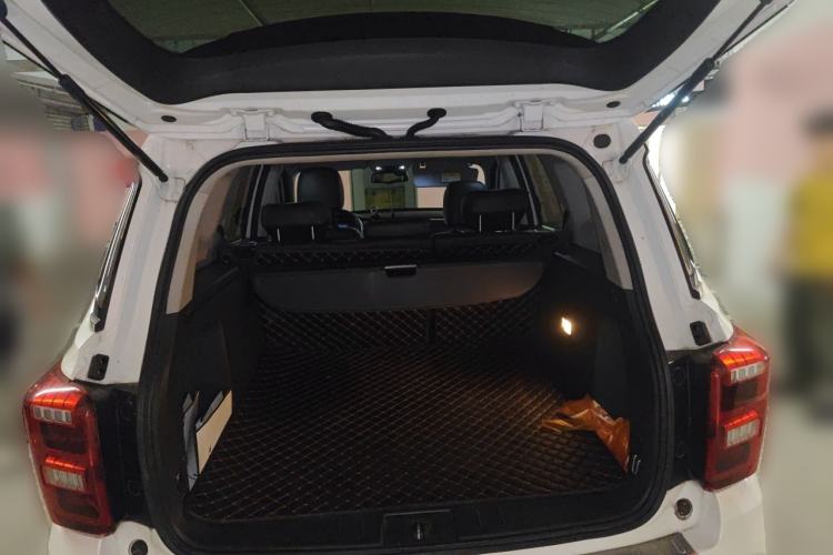 Used GAC Trumpchi GS7 2017 320T Two-Wheel-Drive Luxury Smart Connectivity Model Trunk