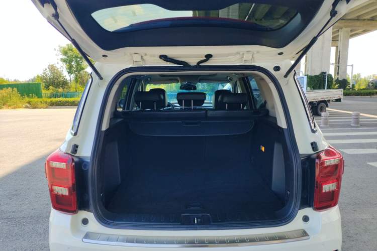Used GAC Trumpchi GS7 2017 320T Two-Wheel-Drive Luxury Smart Connectivity Model Trunk
