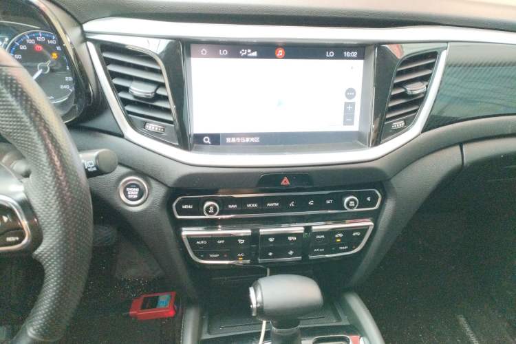Used GAC Trumpchi GS7 2019 390T Two-Wheel Drive Luxury Smart Connectivity Version Audio And AC Panel