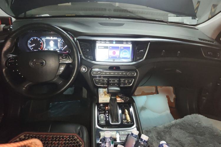 Used GAC Trumpchi GS7 2019 390T Two-Wheel Drive Luxury Smart Connectivity Version Center Console