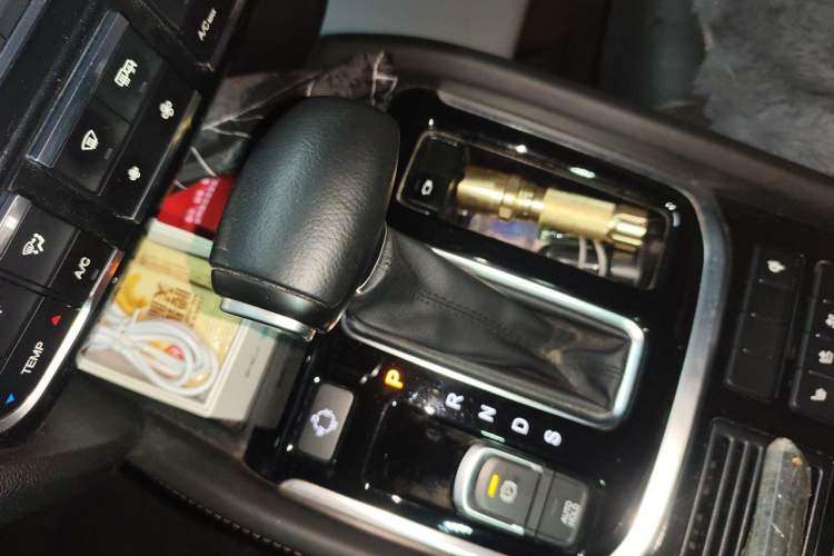 Used GAC Trumpchi GS7 2019 390T Two-Wheel Drive Luxury Smart Connectivity Version Gear Lever