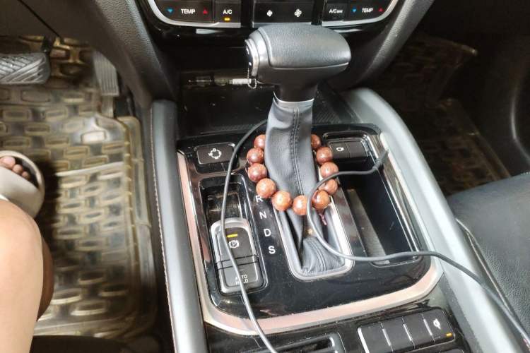 Used GAC Trumpchi GS7 2019 390T Two-Wheel Drive Luxury Smart Connectivity Version Gear Lever