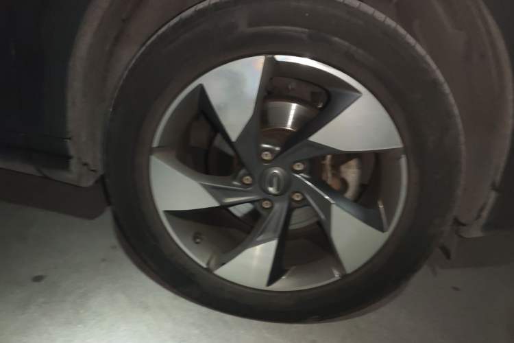 Used GAC Trumpchi GS7 2019 390T Two-Wheel Drive Luxury Smart Connectivity Version Right Front Wheel Hub