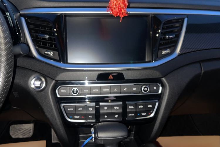 Used GAC Trumpchi GS7 2019 390T Two-Wheel Drive Luxury Smart Connectivity Version Audio And AC Panel