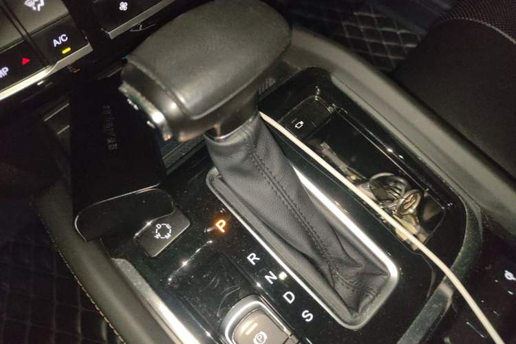 Used GAC Trumpchi GS7 2019 390T Two-Wheel Drive Luxury Smart Connectivity Version Gear Lever