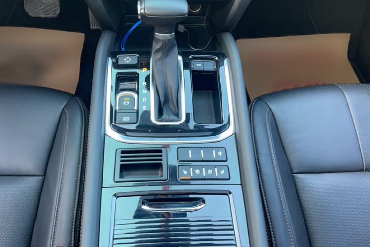 Used GAC Trumpchi GS7 2019 390T Two-Wheel Drive Luxury Smart Connectivity Version Gear Lever