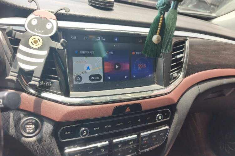 Used GAC Trumpchi GS8 2017 320T Two-Wheel Drive Luxury Smart Connectivity Version (7 Seats) Audio And AC Panel