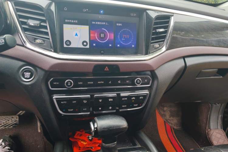 Used GAC Trumpchi GS8 2017 320T Two-Wheel Drive Luxury Smart Connectivity Version (7 Seats) Audio And AC Panel