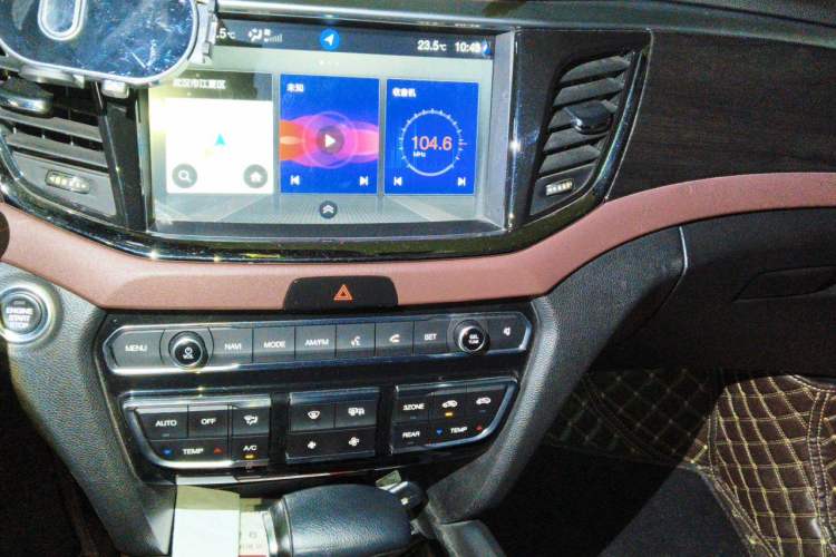 Used GAC Trumpchi GS8 2017 320T Two-Wheel Drive Luxury Smart Connectivity Version (7 Seats) Audio And AC Panel