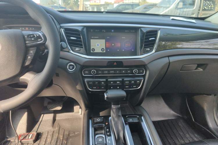Used GAC Trumpchi GS8 2017 320T Two-Wheel Drive Luxury Smart Connectivity Version (7 Seats) Audio And AC Panel