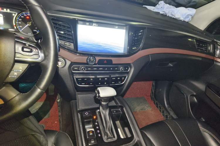 Used GAC Trumpchi GS8 2017 320T Two-Wheel Drive Luxury Smart Connectivity Version (7 Seats) Audio And AC Panel