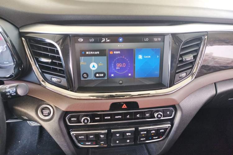 Used GAC Trumpchi GS8 2017 320T Two-Wheel Drive Luxury Smart Connectivity Version (7 Seats) Audio And AC Panel