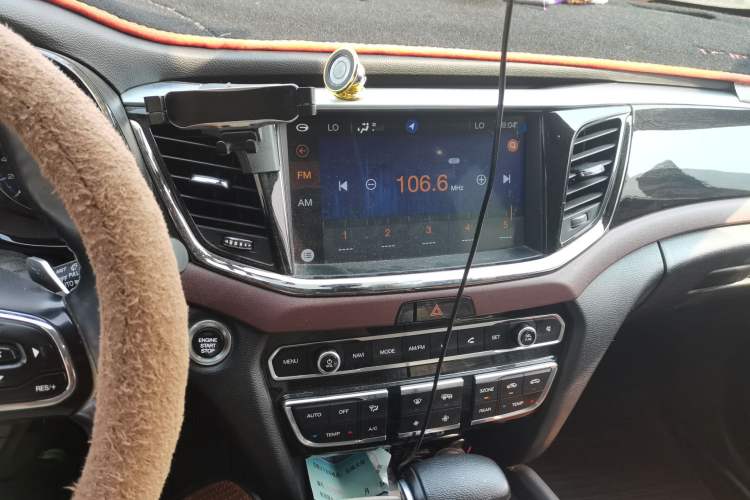 Used GAC Trumpchi GS8 2017 320T Two-Wheel Drive Luxury Smart Connectivity Version (7 Seats) Audio And AC Panel