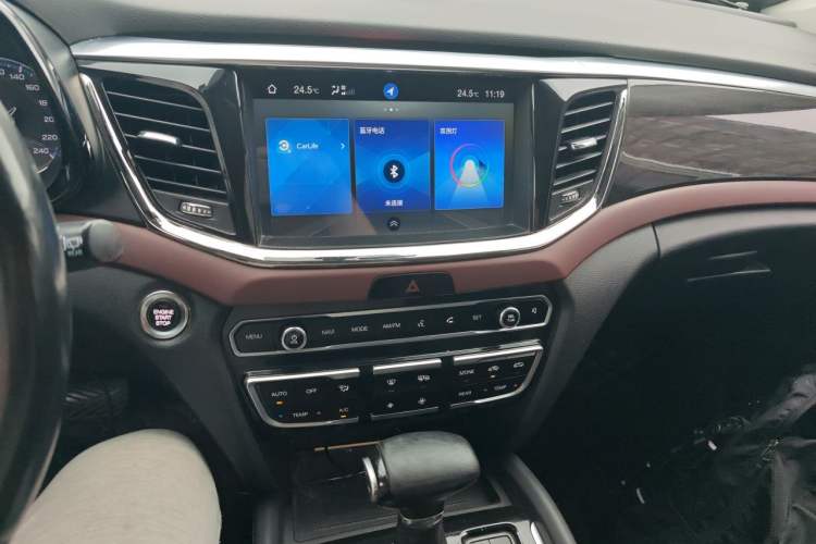 Used GAC Trumpchi GS8 2017 320T Two-Wheel Drive Luxury Smart Connectivity Version (7 Seats) Audio And AC Panel