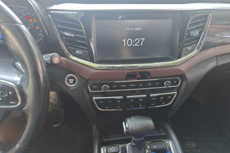 Used GAC Trumpchi GS8 2017 320T Two-Wheel Drive Luxury Smart Connectivity Version (7 Seats) Audio And AC Panel