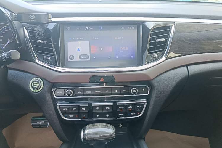 Used GAC Trumpchi GS8 2017 320T Two-Wheel Drive Luxury Smart Connectivity Version (7 Seats) Audio And AC Panel