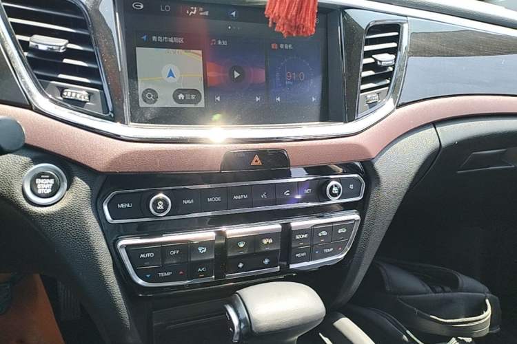 Used GAC Trumpchi GS8 2017 320T Two-Wheel Drive Luxury Smart Connectivity Version (7 Seats) Audio And AC Panel