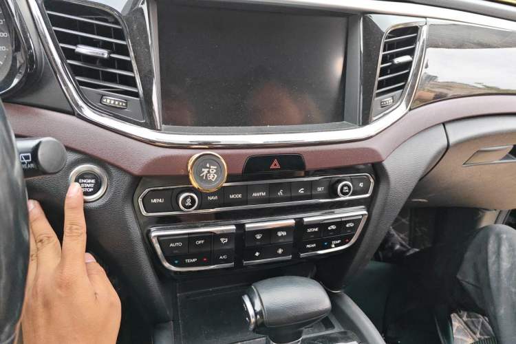 Used GAC Trumpchi GS8 2017 320T Two-Wheel Drive Luxury Smart Connectivity Version (7 Seats) Audio And AC Panel
